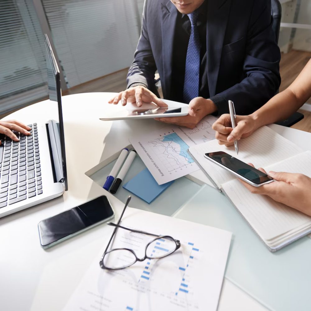 ludzie-biznesu-siedzi-przy-biurku-pracuje-nad-projektem_1098-17930